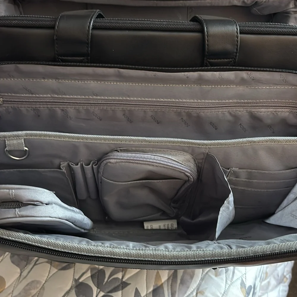 Like new men’s SOLO New York Ballistic nylon computer case!!